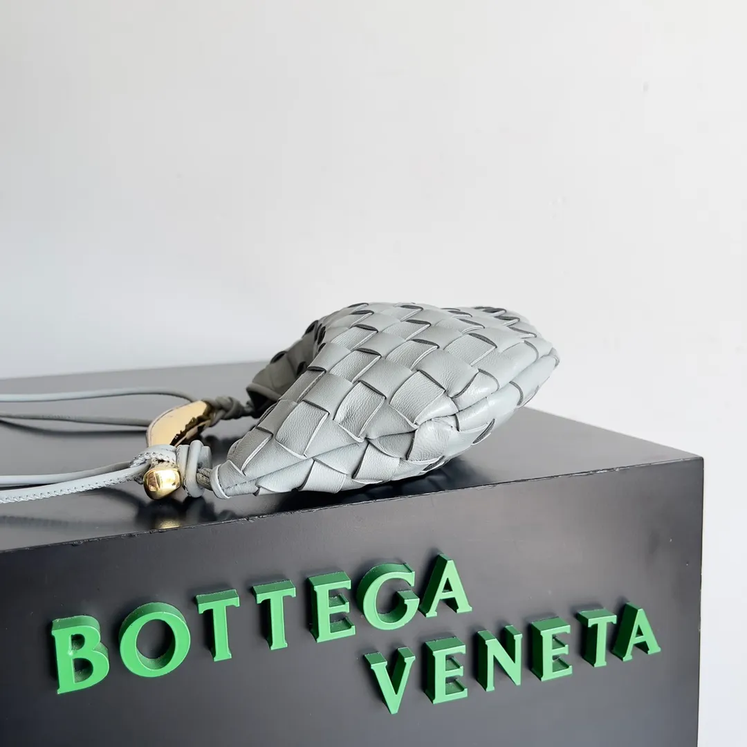 Batch of 1260 BV Mini Sardine is coming‼ ️Super high-end, stainless steel hardware + 24k real gold plating process, fish scales (concave and convex positions) are the finishing touch, the sardine bag that can be carried cross-body is completely beautiful to the heart. The metal element handle and the weaving are perfectly combined to completely integrate the artistic sense and elegance and fashion. It is really like a work of art🏺The large size is elegant, the small size is exquisite and cute, a must-have item for fashionistas, and the details are perfectly reproduced. Style number: 744267 Size 20*12*2.5